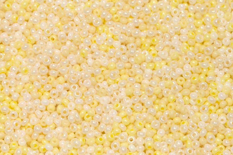 PRECIOSA rokajl MIX 11/0 (2,0 - 2,2 mm), bal. 50 g - světle smetanovo-žlutý mix