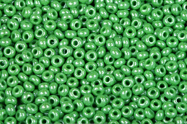 PRECIOSA rokajl 6/0 (3,7 - 4,3 mm) RH, bal. 50 g - sytá zelená s listrem, sfinx