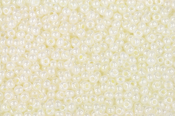 PRECIOSA rokajl 9/0 (2,4 - 2,8 mm) RH, bal. 50 g - světloučce vanilkově žlutá, listr