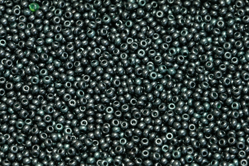 PRECIOSA rokajl 11/0 (2,0 - 2,2 mm) RH, bal. 50 g - barvená černá, tmavě zelená perleť