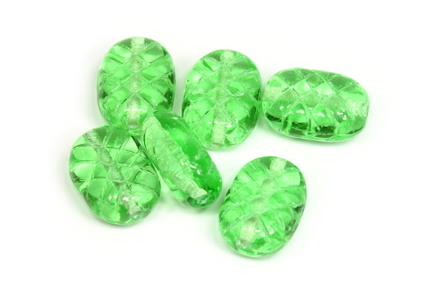Mačkaný ovál s profilem 13x9 mm, 12 ks/16 cm - transparentní zelená, peridot
