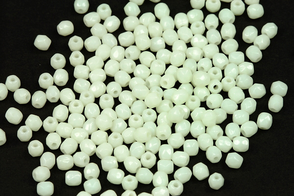 Broušená kulička ohňovka 3 mm, 100 ks - sytá slonová kost