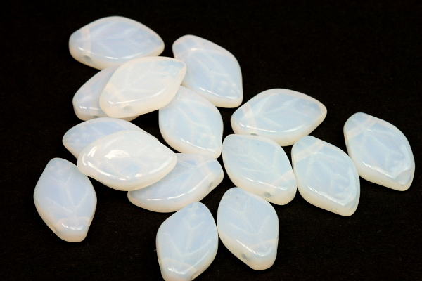 Mačkané korálky lísteček 12x7 mm, 20 ks - bílý opál