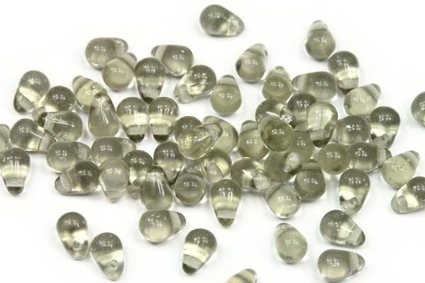 Mačkané korálky slzičky, hrušky, příčná dírka, 4x6 mm, 65 ks - transp. šedá, black diamond
