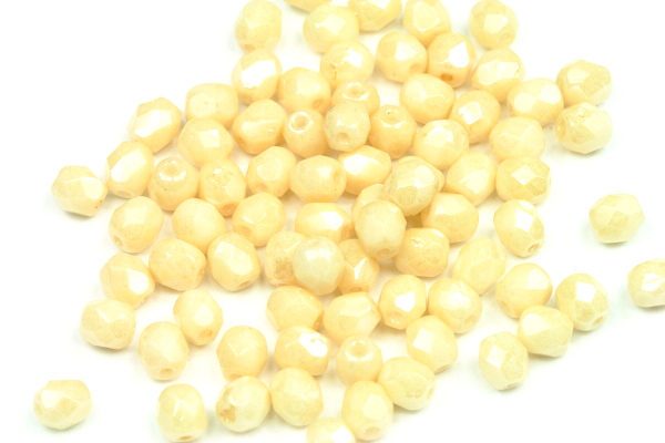 Broušená kulička "ohňovka" 4 mm, 39 ks/16 cm - krémový listr na křídě