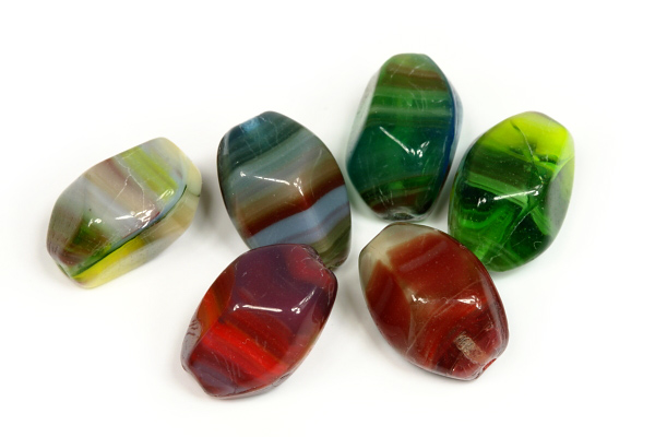 Mačkaná oliva tvarovaná 13x9 mm, 12 ks/16 cm - barevné žíhané
