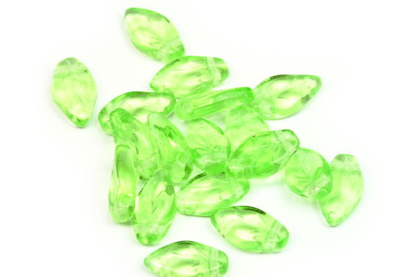Mačkané korálky lísteček 10x6 mm, 30 ks - transparentní světle zelená, žlutý peridot
