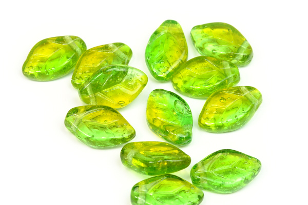 Mačkané korálky lísteček 12x7 mm, 20 ks - transparentní žluto-zelená