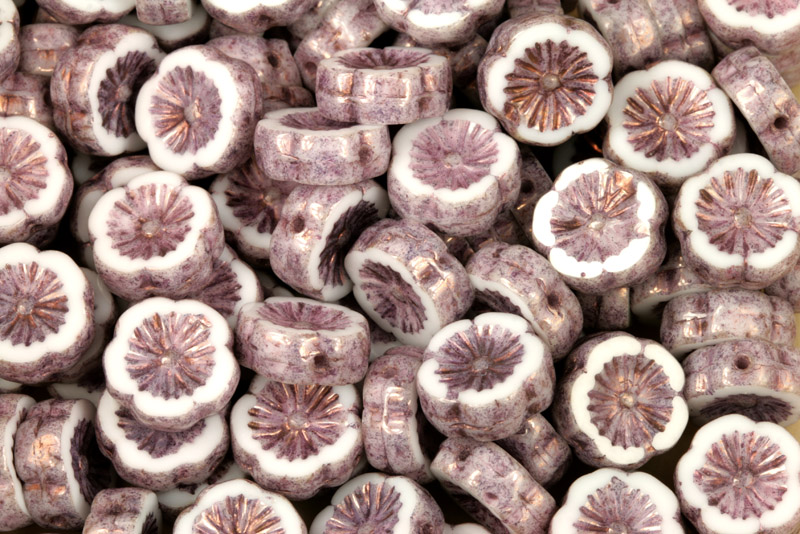 Ploškované korálky květinka 12 mm, 5 ks - sytá bílá křída s bronzovým listrem