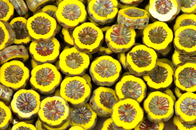 Ploškované korálky květinka 12 mm, 5 ks - sytá žlutá limon s travertinem