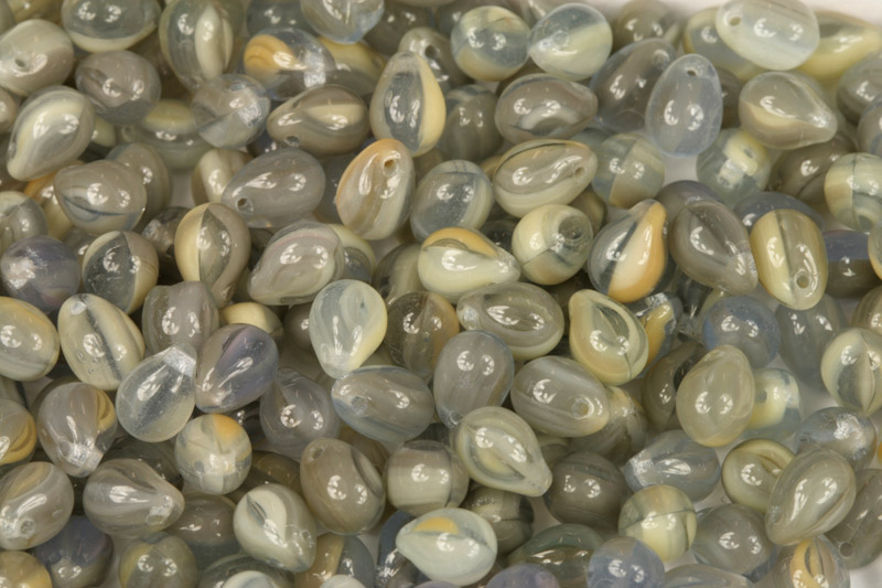 Mačkané korálky slzičky, hrušky, 5x7 mm, příčná dírka, 50 ks - béžovo-šedé žíhané