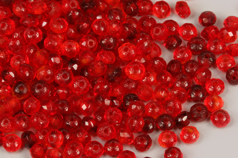 Broušené korálky slavík 3x5 mm, 50 ks/16 cm - transp. žíhaná červená