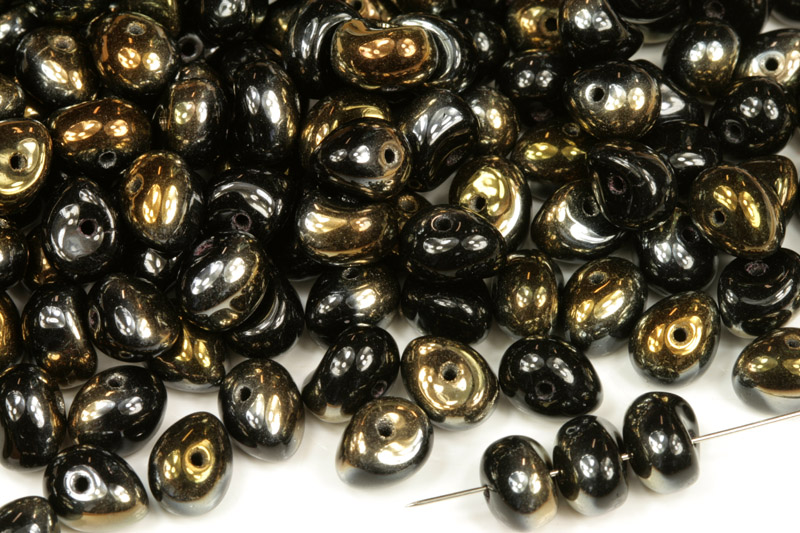 Mačkané korálky valounky Tico beads 5x7 mm, 30 ks - půlpokov Valentinit na černé