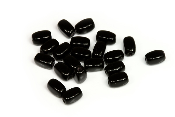 Mačkaná perle hranol 6x4 mm, 27 ks/16 cm - sytá černá