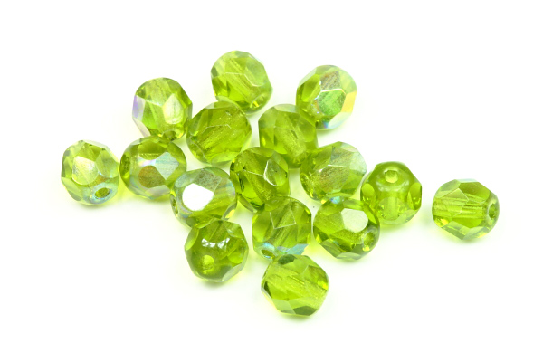 Broušená perle kulička 6 mm, 28 ks/16 cm - transp. olivínově zelená s AB