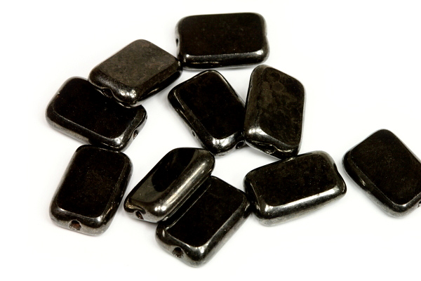 Mačkaná perle obdélník 12x8 mm, 14 ks/16 cm - sytá černá s bílým listrem, hematitová