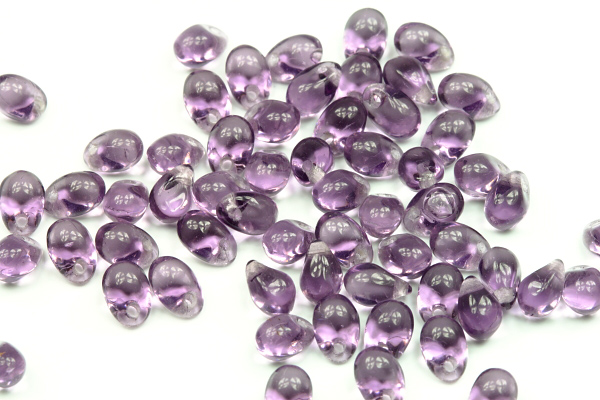 Mačkaná slzička s příčnou dírkou 4x6 mm, 65 ks - fuchsiově fialové průhledné