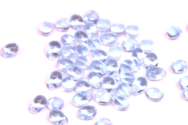 Mačkaná slzička s příčnou dírkou 4x6 mm, 65 ks - transparentní alexandrit