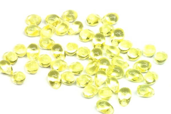 Mačkané korálky slzičky, hrušky, 4x6 mm, příčná dírka, 65 ks - transp. žlutá, jonquil