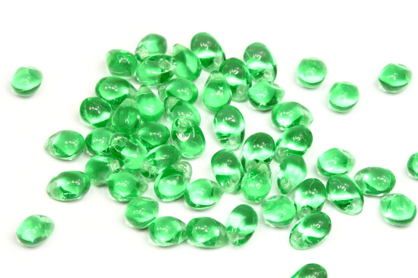 Mačkané korálky slzičky, hrušky, 4x6 mm, příčná dírka, 65 ks - transp. zelená, peridot