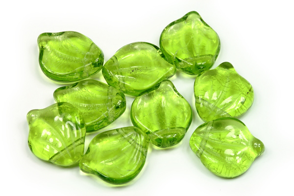 Mačkané korálky lísteček 12x15 mm, 10 ks - transparentní olivínově zelená