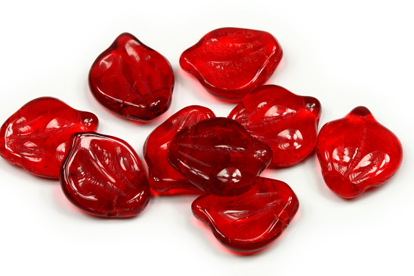 Mačkané korálky lísteček 12x15 mm, 10 ks - průhledné červené
