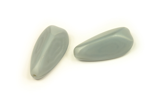 Mačkaný trojhran 23x12 mm, 8 ks - šedé matné hedvábí