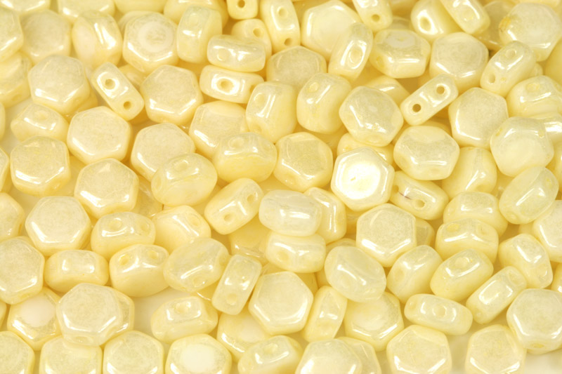 Dvoudírový hexagon (honeycomb) 6 mm, 30 ks - světle žlutý listr na alabastru