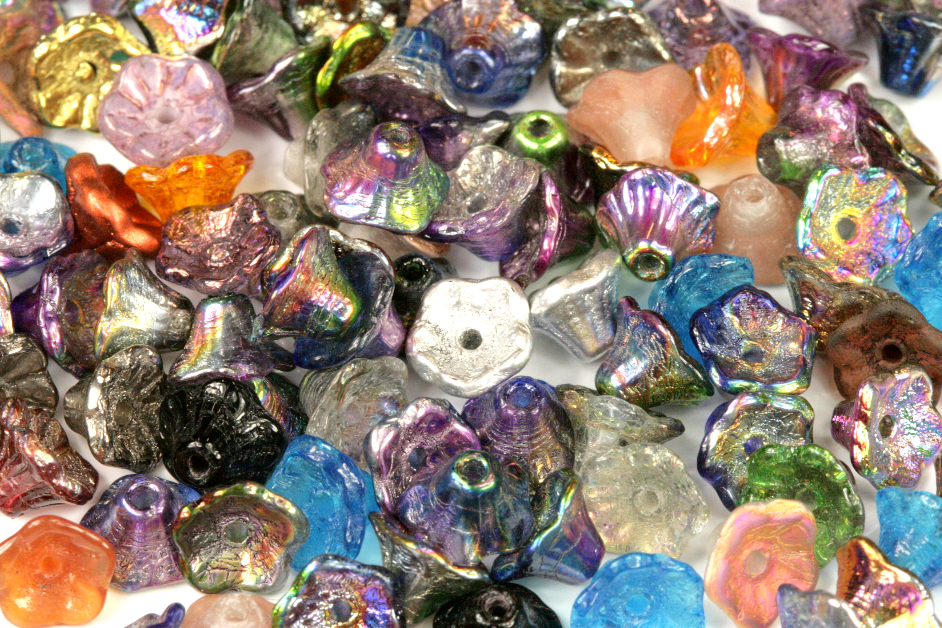 Mačkané korálky kytička zvoneček 5x7 mm, 20 ks - magic mix