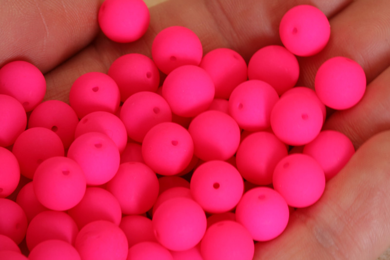 Mačkané korálky kuličky 8 mm, 20 ks/16 cm - NEON růžová