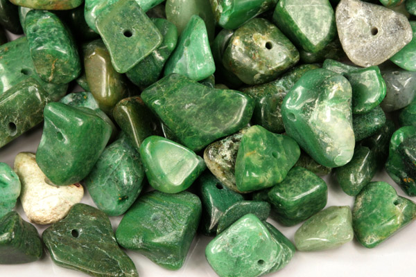 Minerální korálky - vrtané zlomky, bal. 5 g - zelený jaspis (větší)
