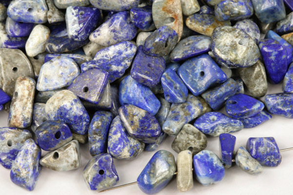 Minerální korálky - vrtané zlomky, bal. 5 g - lapis lazuli