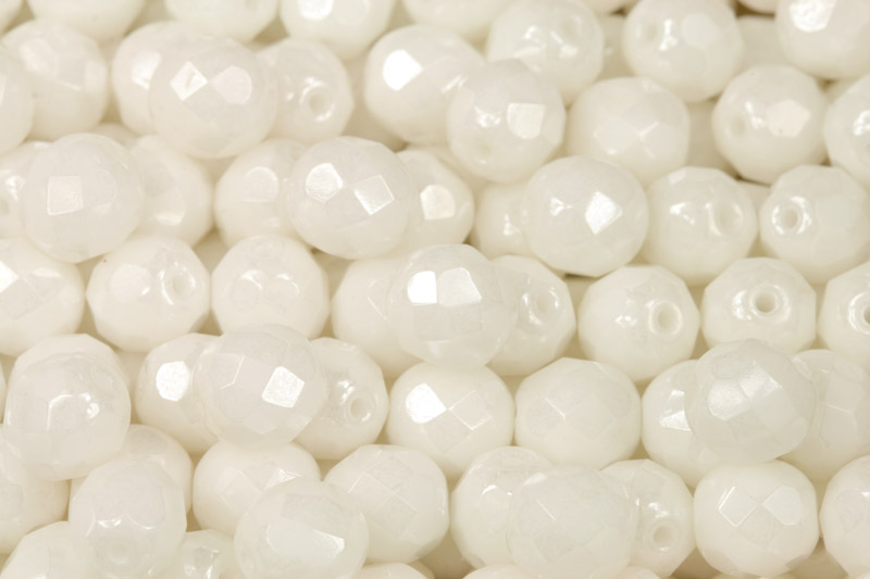 Broušené korálky ohňovky 8 mm, 20 ks/16 cm - bílý alabastr s listrem