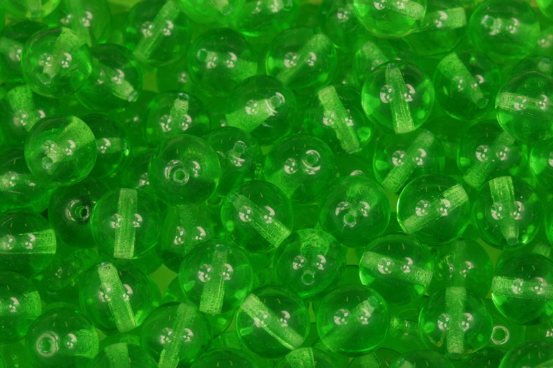 Mačkané korálky kuličky 8 mm, 20 ks/16 cm - transparentní chrysolitově zelená