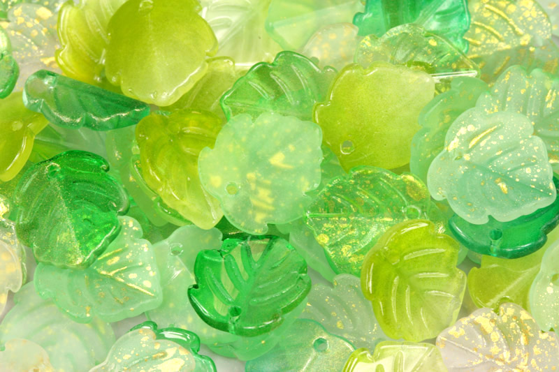 Mačkané korálky lísteček 15x15 mm, 10 ks - mix zelených transp. barev, zlaté povrchovky