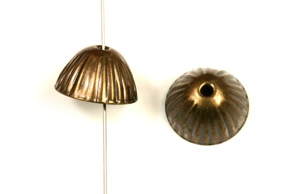 Kaplík koncový vroubkovaný 11x6 mm, galva stará mosaz, 2 ks (ČR)