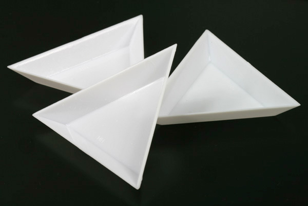 Trojúhelníková miska na korálky, plast, 75x75x75 mm, 1 ks - bílá