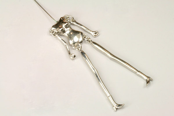Kovový přívěsek tělo panenky, výška 7,8 cm, galva platina, 1 ks