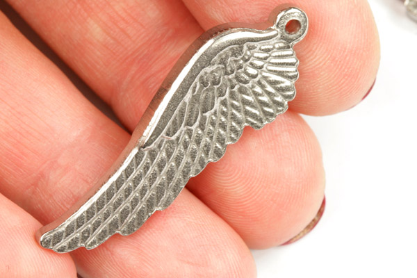 Přívěšek z nerezové oceli AISI 304, křídlo 38x13x3,5 mm, 1 ks