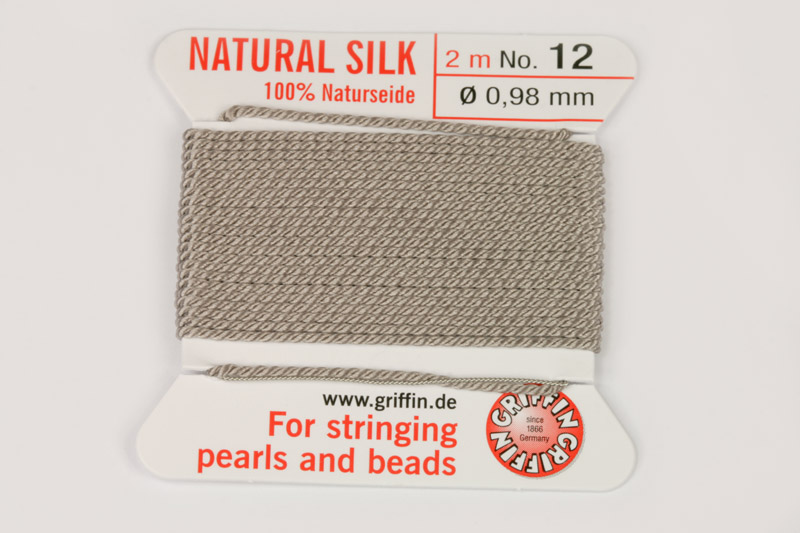 Natural Silk (Griffin) - stáčená hedvábná šňůra s jehlou, No. 12 (0,98 mm), 2 m - šedá