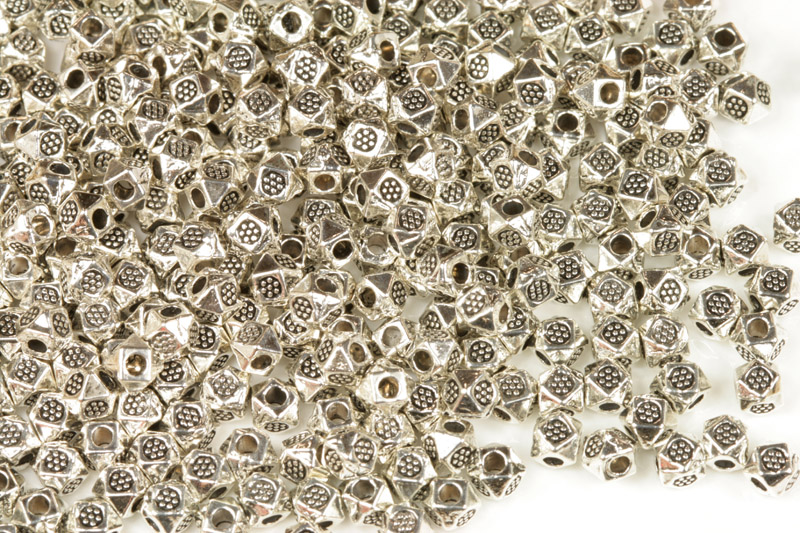 Kovové korálky zdobený čtrnáctistěn 3,6x3,6x3,6 mm, galva platina/starostříbro, 20 ks