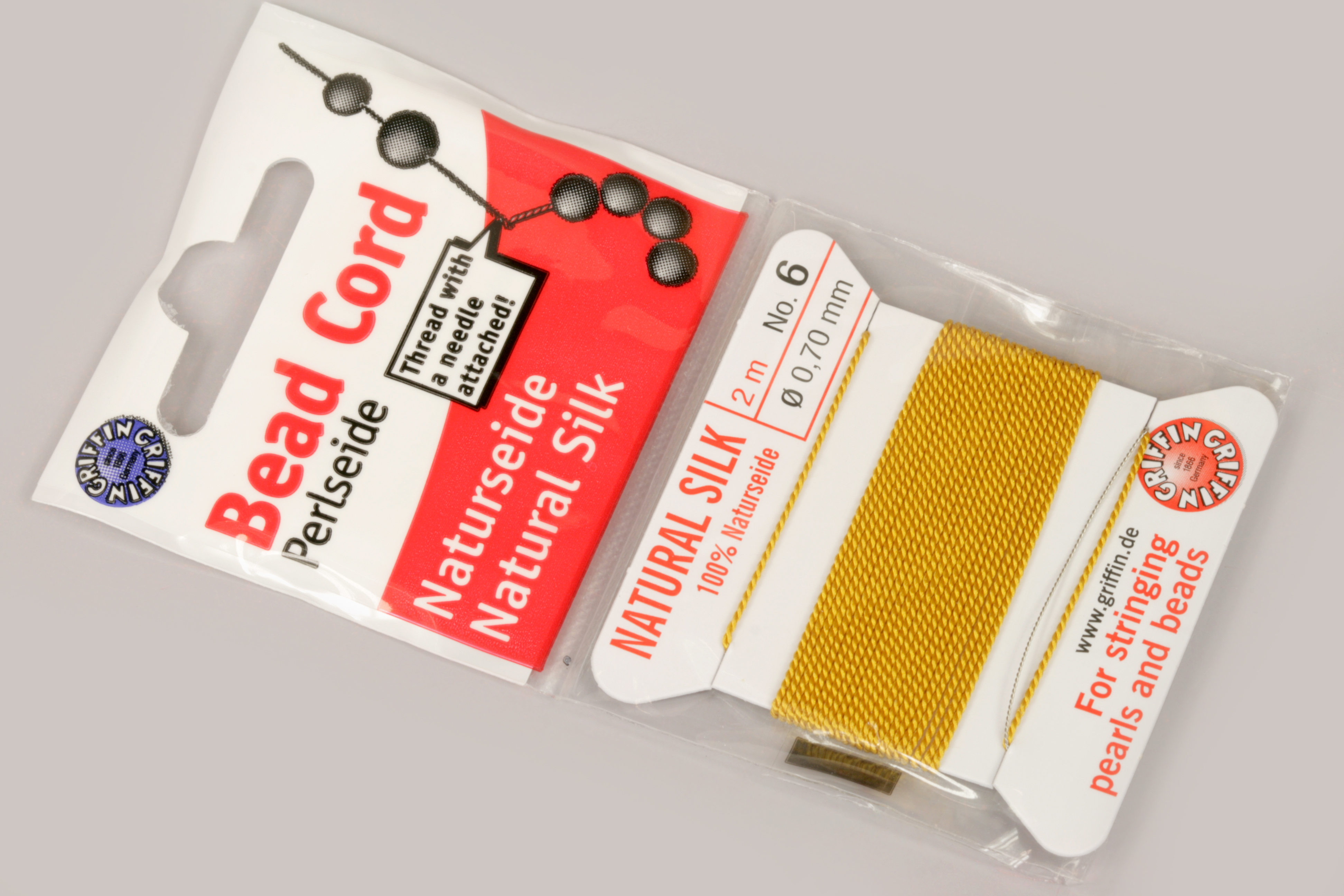 Natural Silk (Griffin) - stáčená hedvábná šňůra s jehlou, No. 6 (0,7 mm), 2 m - jantarová