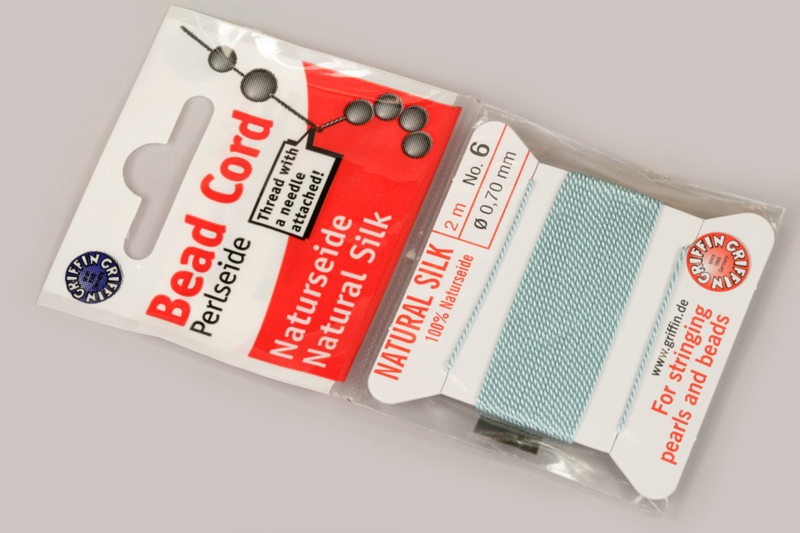 Natural Silk (Griffin) - stáčená hedvábná šňůra s jehlou, No. 6 (0,7 mm), 2 m - sv. modrá