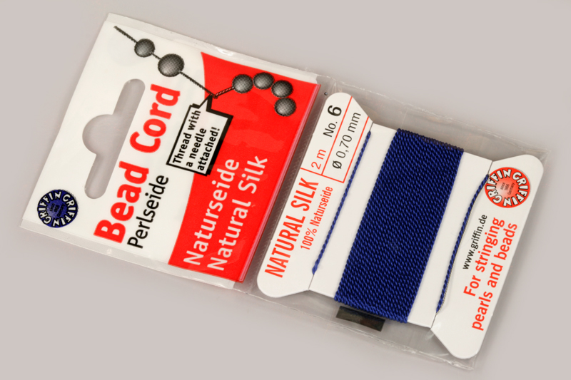 Natural Silk (Griffin) - stáčená hedvábná šňůra s jehlou, No. 6 (0,7 mm), 2 m - tm. modrá