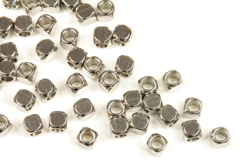 Korálky z nerezové oceli, kostička 4x4x4 mm, otvor 2,6 mm, 5 ks