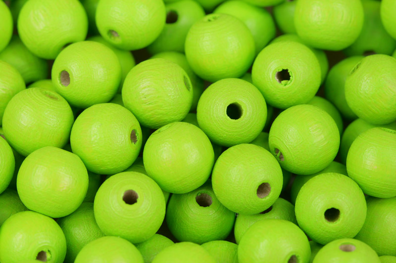 Dřevěné korálky lakované, kulička 10 mm, 20 ks - světle zelená (výroba ČR)