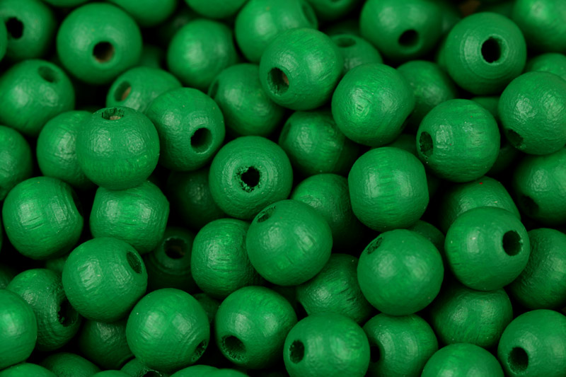 Dřevěné korálky lakované, kulička 8 mm, 30 ks - tmavě zelená (výroba ČR)
