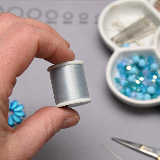 K.O. nylonová korálkovací nit, cívka 50 m, světle šedá (light grey)