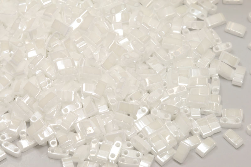 Dvoudírkové korálky Miyuki Half Tila 2,3x5 mm, White Pearl (TLH420), 3 g