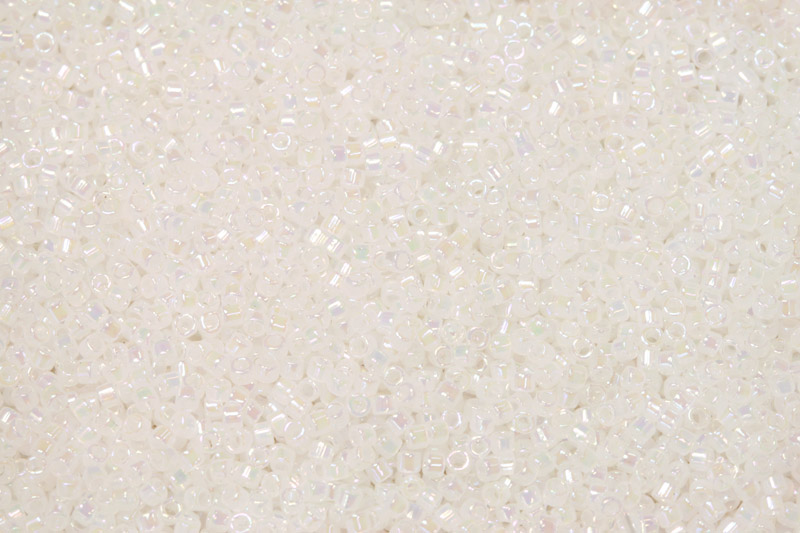 Rokajlové korálky Miyuki Delica 11/0 - White Opal AB (DB222), 5 g
